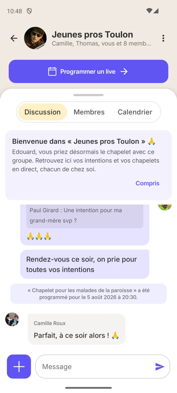 Arrivée dans le groupe avec un mot d'accueil personnalisé en haut de la discussion.